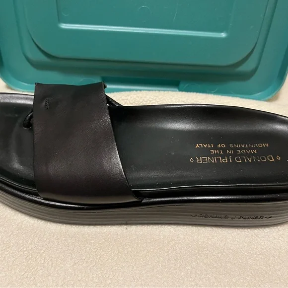 8.5 Donald Pliner leather sandals - Picture 6 of 6